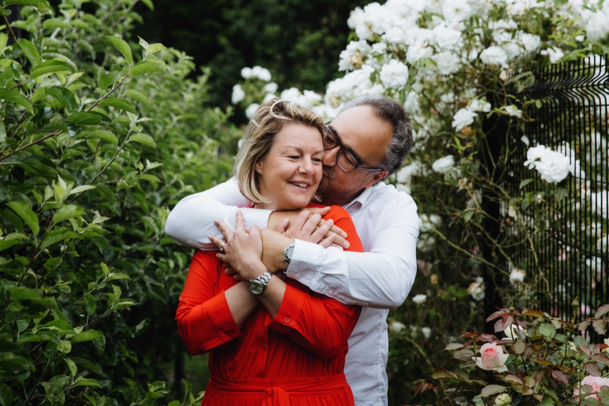 Couple enlacé dans un jardin, moment tendre